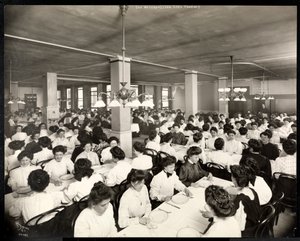 Mulheres sentadas para uma refeição no restaurante do Metropolitan Life Insurance Co. na 23rd Street e Madison Avenue, Nova York, 1907 (impressão em gelatina de prata)